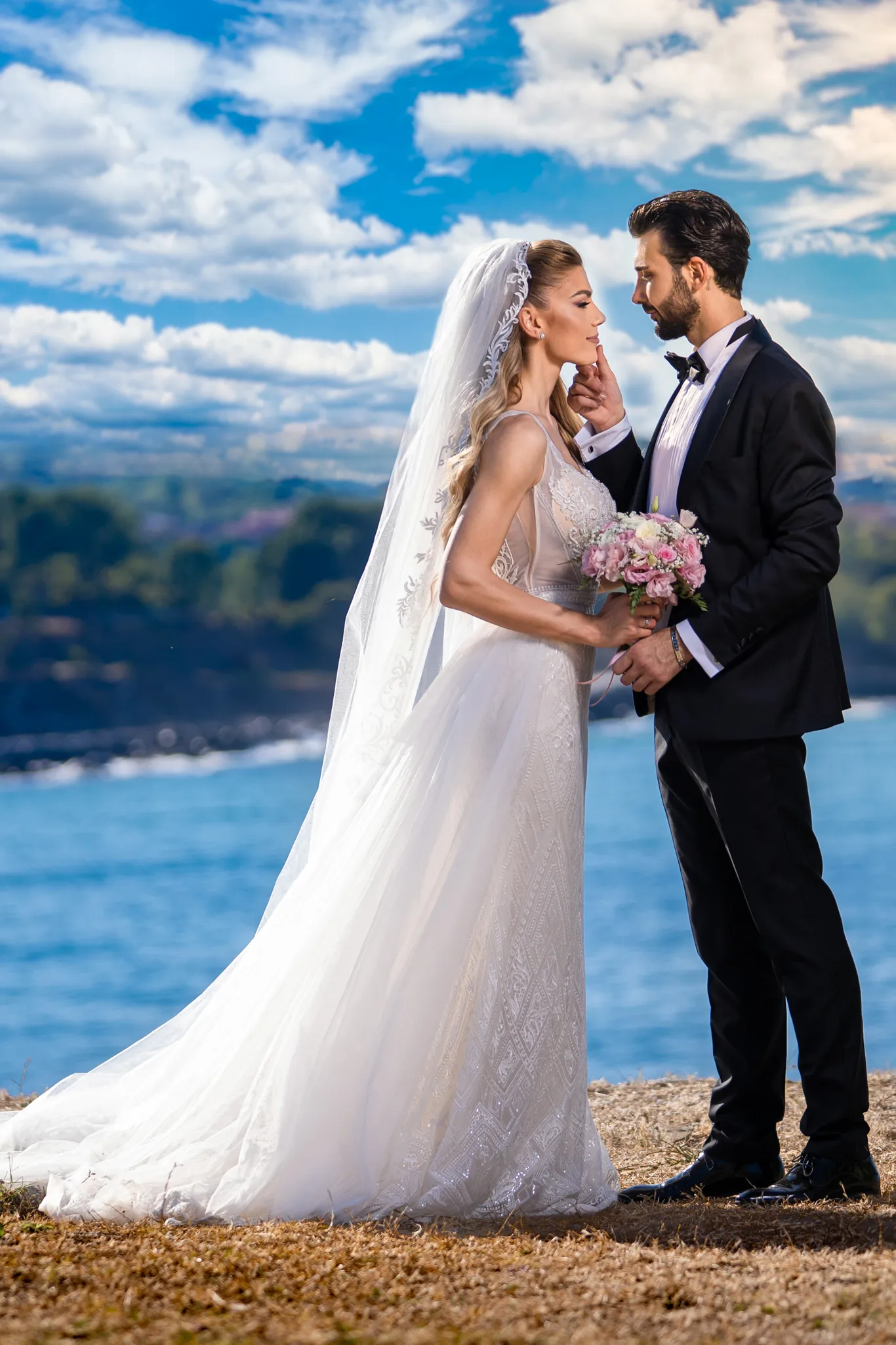 Антония и Ивайло – нежна прегръдка на тераса